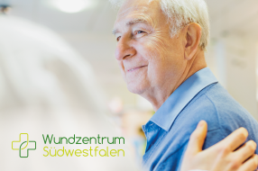 Ein älterer Mann lächelt freundlich. Unten Links ist das Logo vom Wundzentrum Südwestfalen zu sehen.