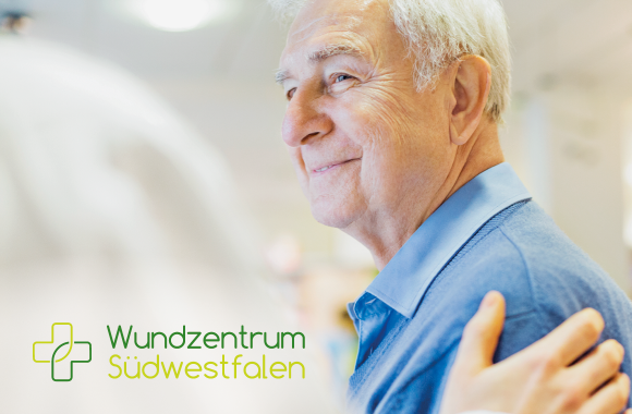 Ein älterer Mann lächelt freundlich. Unten Links ist das Logo vom Wundzentrum Südwestfalen zu sehen.